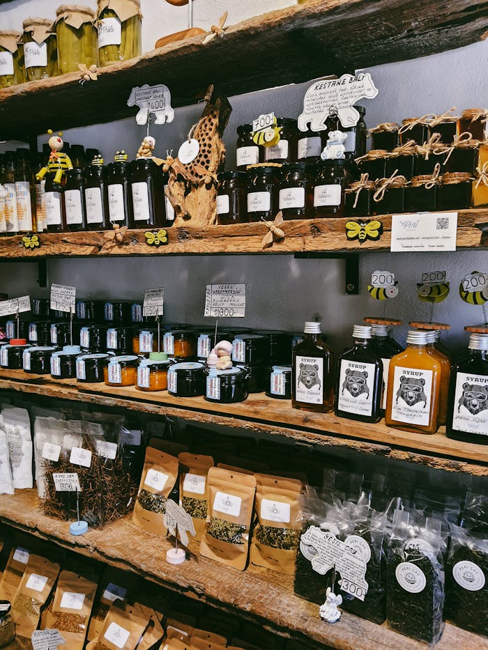 programs-03 Explore a charming rustic display of honey jars and herbal teas in Rize, Türkiye.